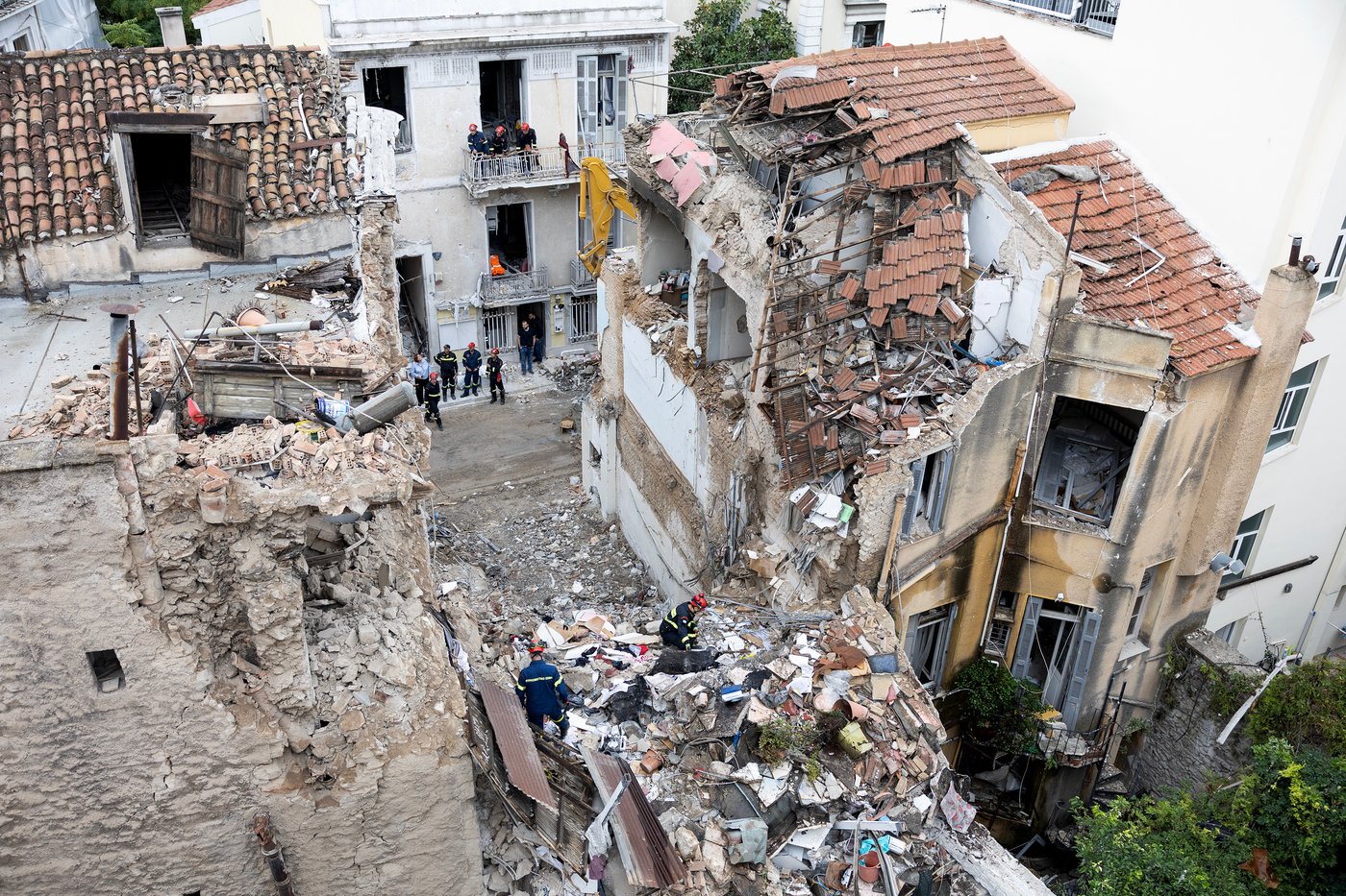 Bodies of 6 people, including 4 Americans, recovered from collapsed building in Athens | iNhome Bodies of 6 people, including 4 Americans, recovered from collapsed building in Athens | iNhome