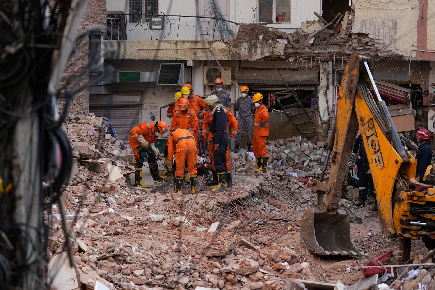 Rescuers look for survivors after New Delhi hostel collapse kills 7 | iNhome Rescuers look for survivors after New Delhi hostel collapse kills 7 | iNhome