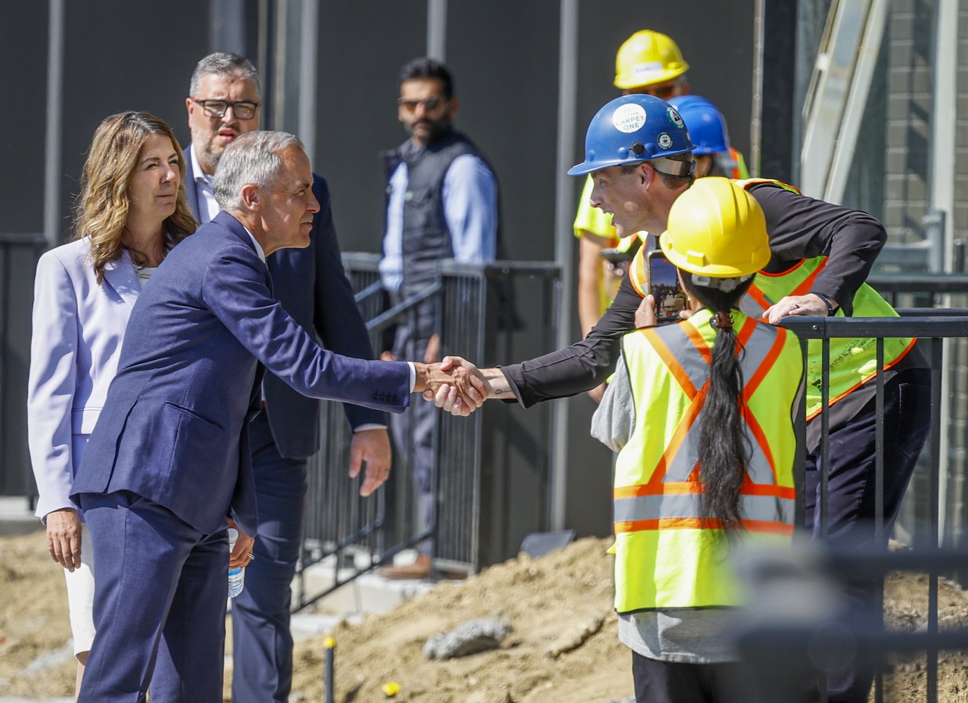 Carney comes to Alberta, talks housing, rides a sprayer, hears from separatists | iNhome Carney comes to Alberta, talks housing, rides a sprayer, hears from separatists | iNhome