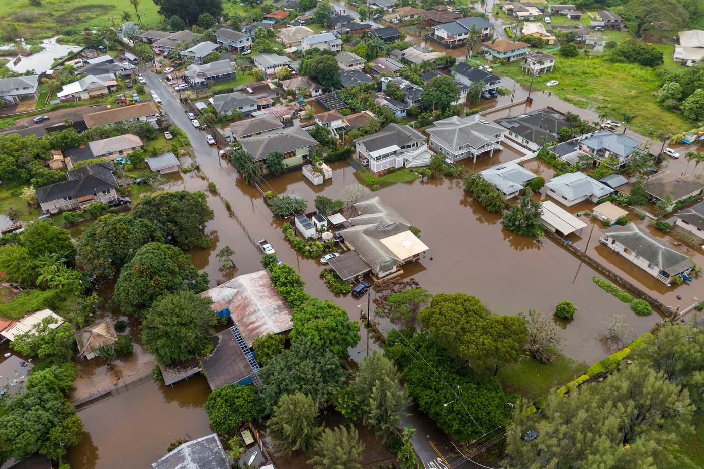 230 people are rescued as flash flooding hits Hawaii and officials warn 120-year-old dam could fail | iNhome 230 people are rescued as flash flooding hits Hawaii and officials warn 120-year-old dam could fail | iNhome