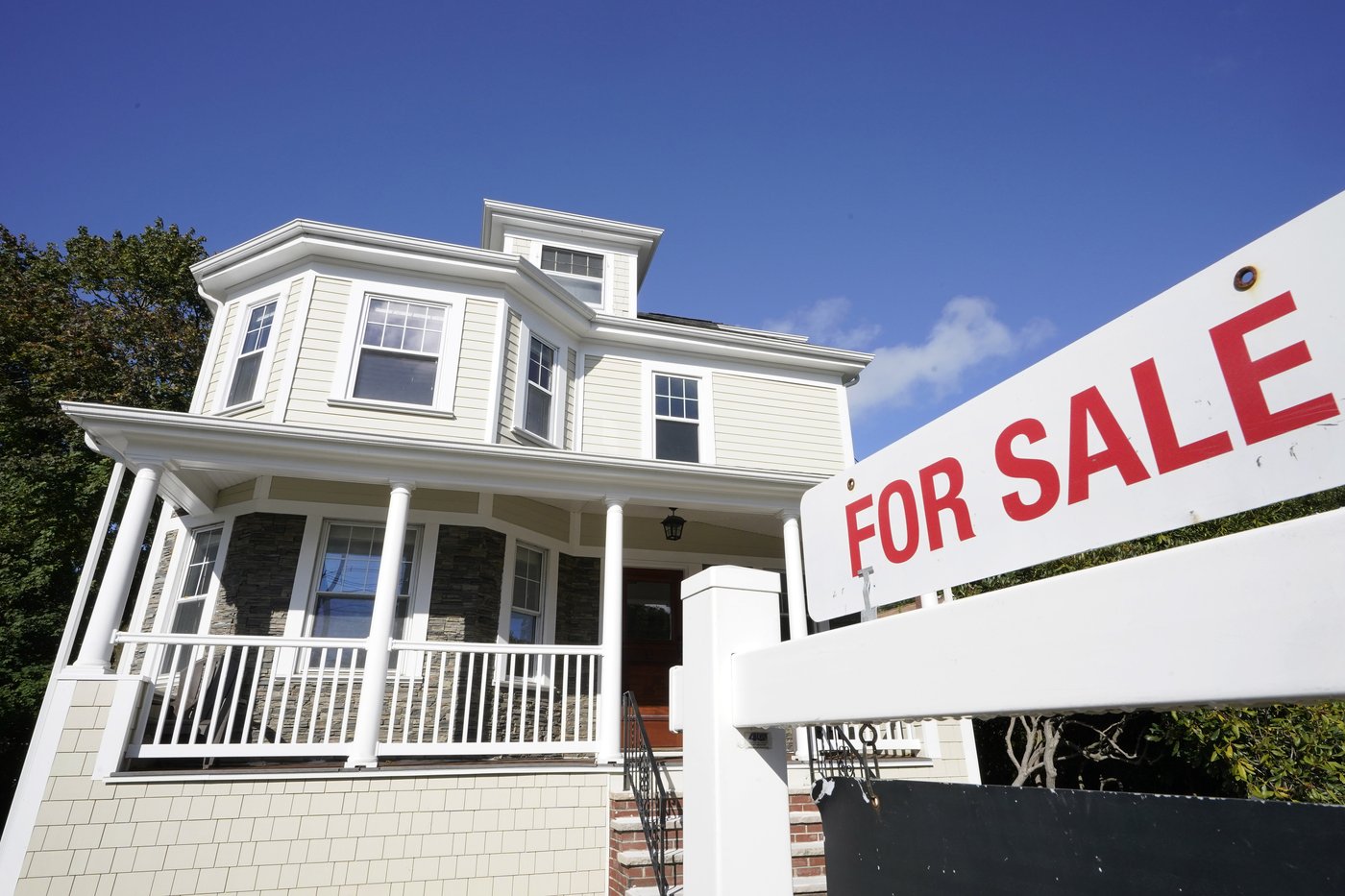 Home sales in B.C. down again in August amid 'gradual recovery,' association says | iNhome