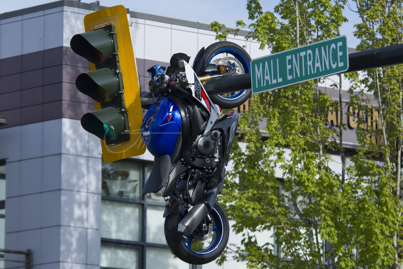 Crash in Delta, B.C., leaves motorcycle hanging from traffic light | iNwheels
