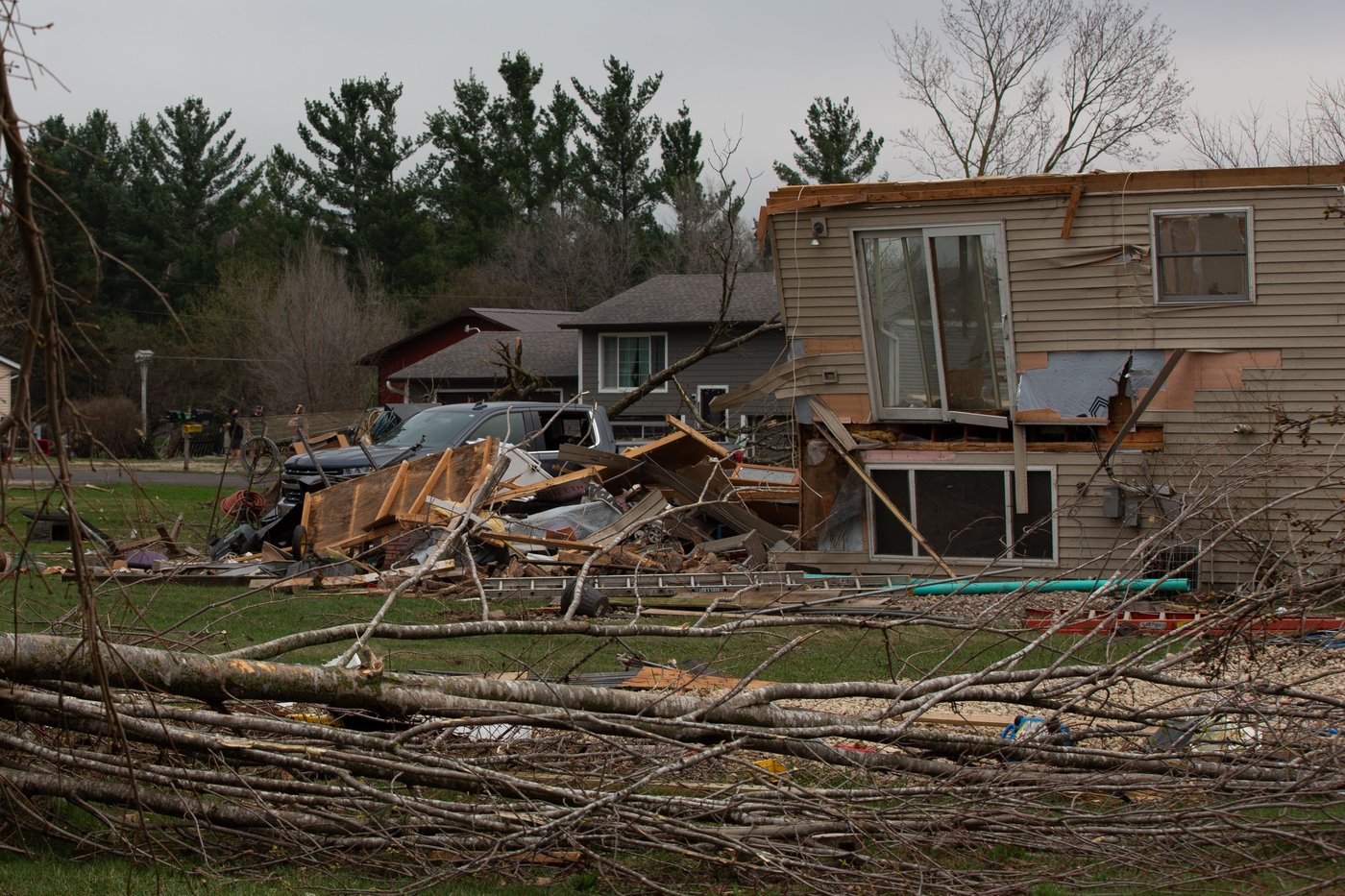 Powerful winds and reported tornadoes rip through the Midwest, leaving heavy damage but no deaths | iNwheels Powerful winds and reported tornadoes rip through the Midwest, leaving heavy damage but no deaths | iNwheels