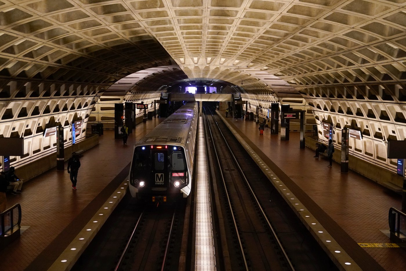 A work vehicle hits a stopped Washington Metro train, leaving 11 people with minor injuries | iNwheels A work vehicle hits a stopped Washington Metro train, leaving 11 people with minor injuries | iNwheels