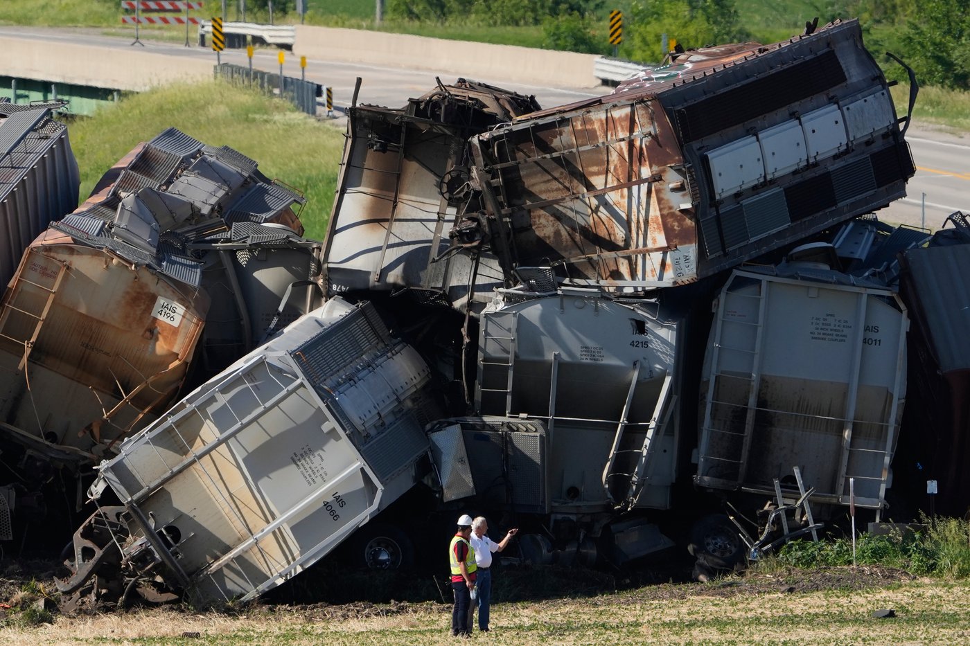 One dead and another injured after train strikes semi-truck in Iowa | iNwheels One dead and another injured after train strikes semi-truck in Iowa | iNwheels