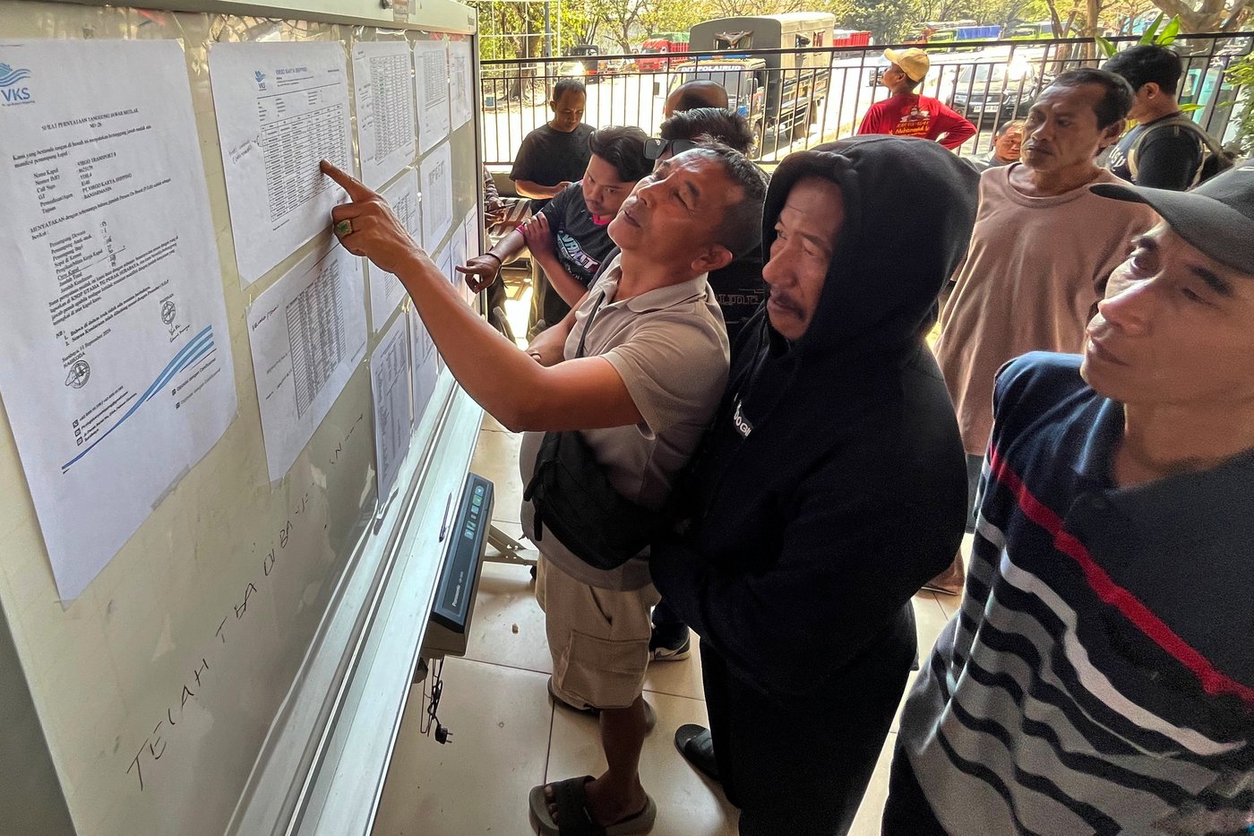 Indonesia intensifies search effort for 129 people missing after ferry capsized in Java Sea | iNwheels Indonesia intensifies search effort for 129 people missing after ferry capsized in Java Sea | iNwheels