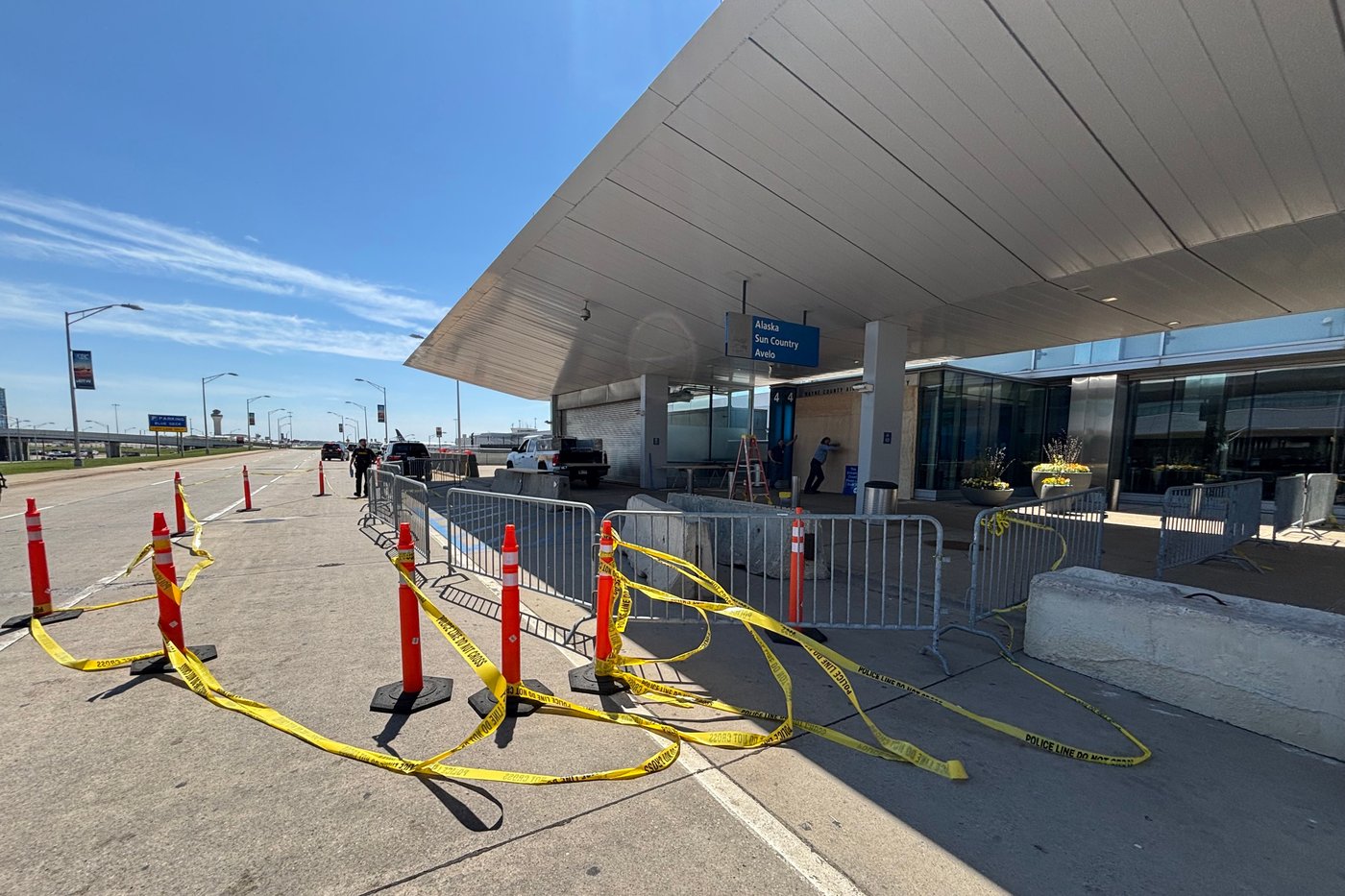 Car crashes into a passenger terminal at Detroit Metropolitan Airport, driver arrested | iNwheels Car crashes into a passenger terminal at Detroit Metropolitan Airport, driver arrested | iNwheels