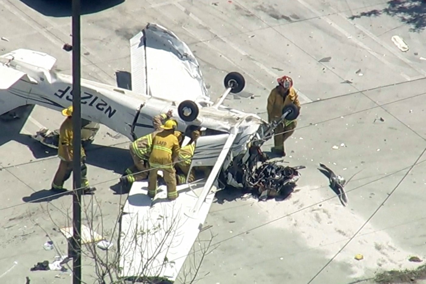 Small plane crashes in parking lot of Los Angeles auto store | iNwheels Small plane crashes in parking lot of Los Angeles auto store | iNwheels