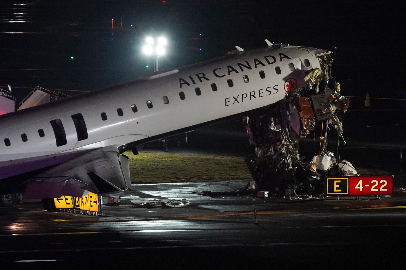 Pilot and copilot killed in collision between jet and fire truck at New York's LaGuardia Airport | iNwheels Pilot and copilot killed in collision between jet and fire truck at New York's LaGuardia Airport | iNwheels
