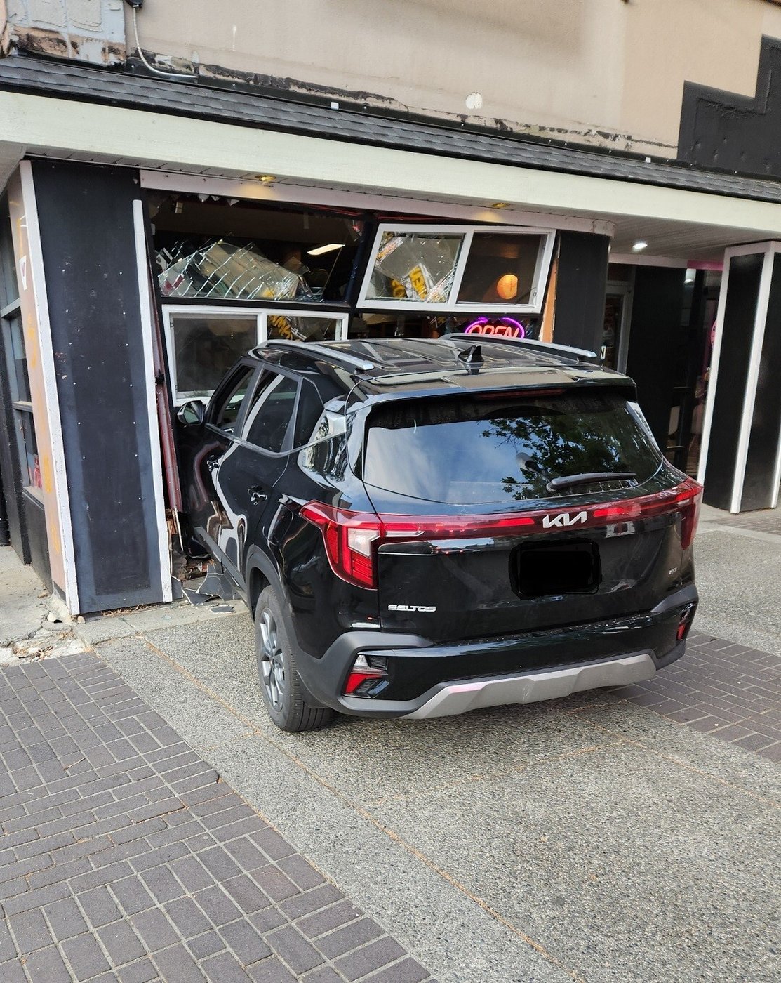 Man suspected of impaired driving held when vehicle crashes through B.C. restaurant | iNwheels Man suspected of impaired driving held when vehicle crashes through B.C. restaurant | iNwheels