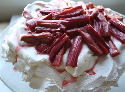 RECIPE: Rhubarb Pavlova: Make this beautiful dessert for Mother’s Day | iNwine