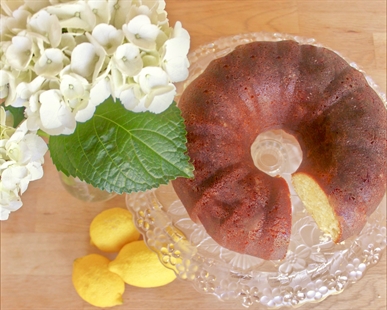 The Bundt cake is once again gracing the kitchens of North America | iNwine