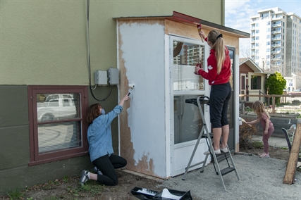 Kelowna community fridge offers free food to those in need | iNwine