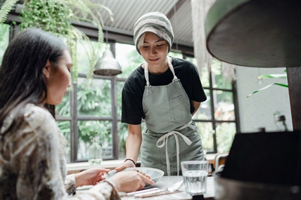 Canada’s job numbers heat up, but wages barely budge for wait staff | iNwine Canada’s job numbers heat up, but wages barely budge for wait staff | iNwine