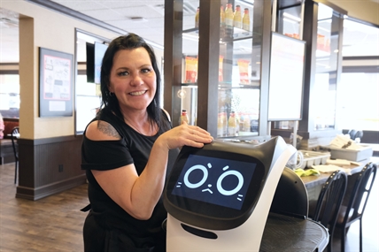 The future is now: Robot kitty will bring you food at Kelowna Smitty’s | iNwine