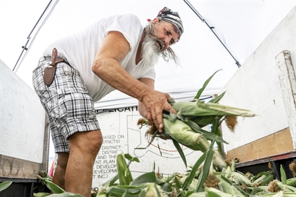 Penticton’s Crazy Corn Man known for colourful personality (and great corn) | iNwine