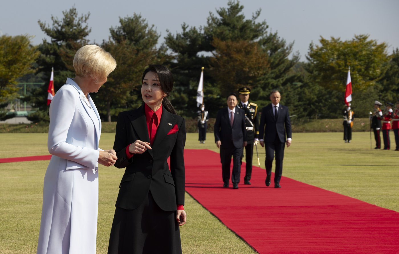Trash carried by a North Korean balloon again falls on the presidential compound in Seoul | iNFOnews.ca Trash carried by a North Korean balloon again falls on the presidential compound in Seoul | iNFOnews.ca