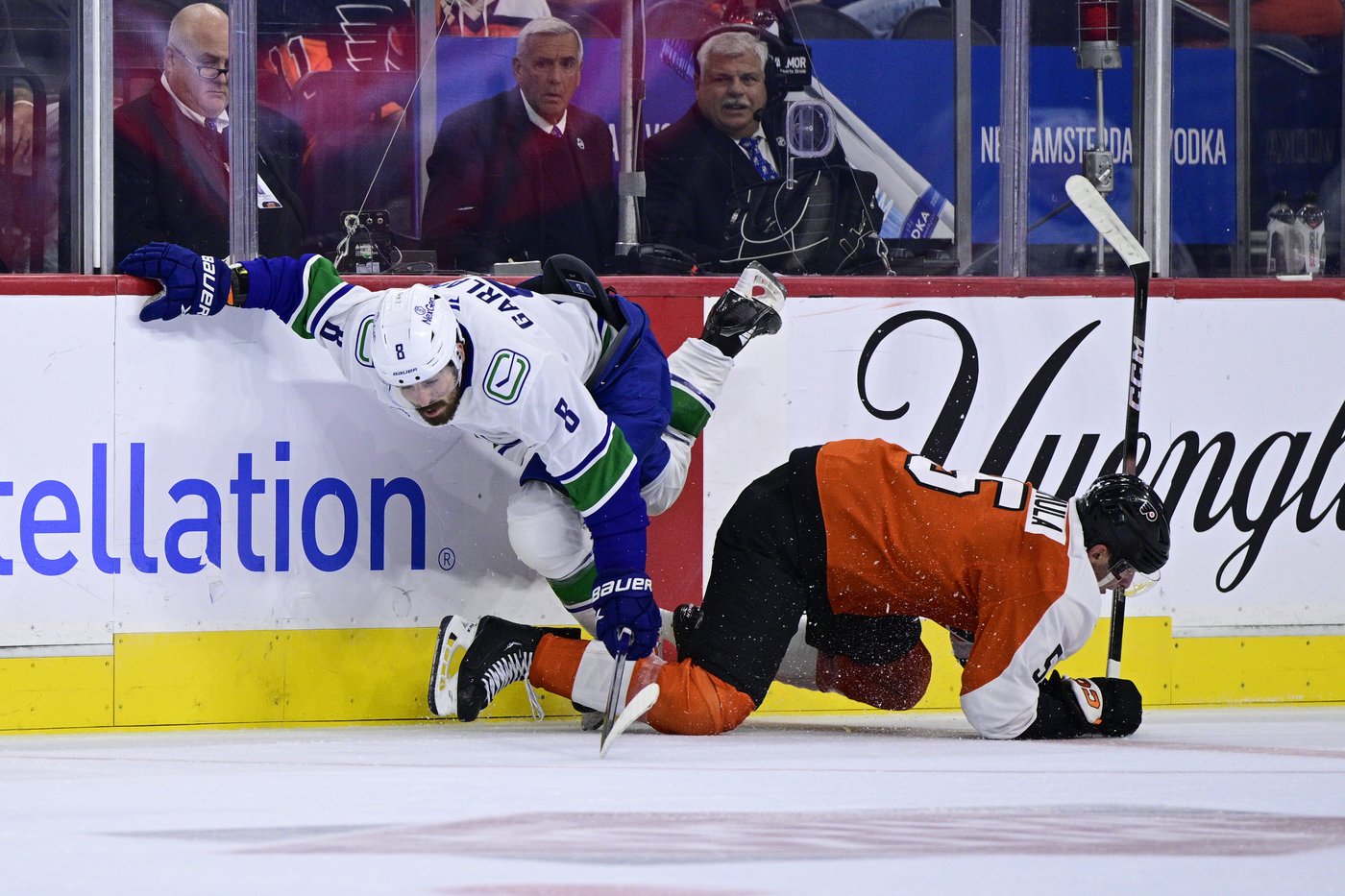Lankinen stops 26 shots, Canucks blank Flyers 3-0 | iNFOnews.ca