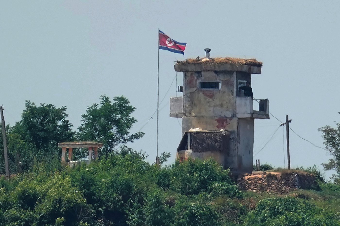 North Korean soldier defects to South Korea across the rivals' heavily fortified border | iNFOnews.ca North Korean soldier defects to South Korea across the rivals' heavily fortified border | iNFOnews.ca