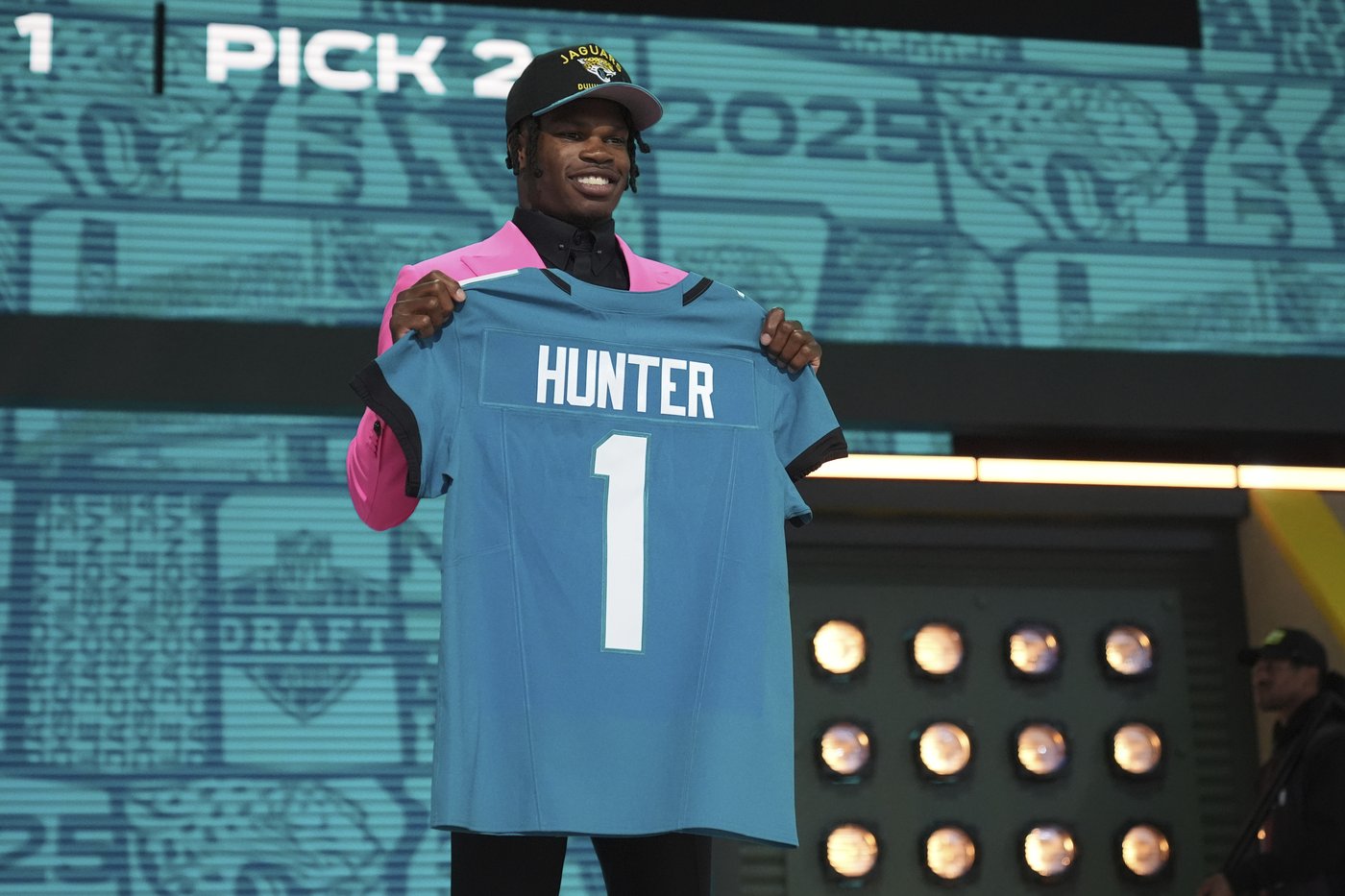 A stunner in Jacksonville: Jaguars trade up to land 2-way star Travis Hunter in the NFL draft | iNFOnews.ca A stunner in Jacksonville: Jaguars trade up to land 2-way star Travis Hunter in the NFL draft | iNFOnews.ca