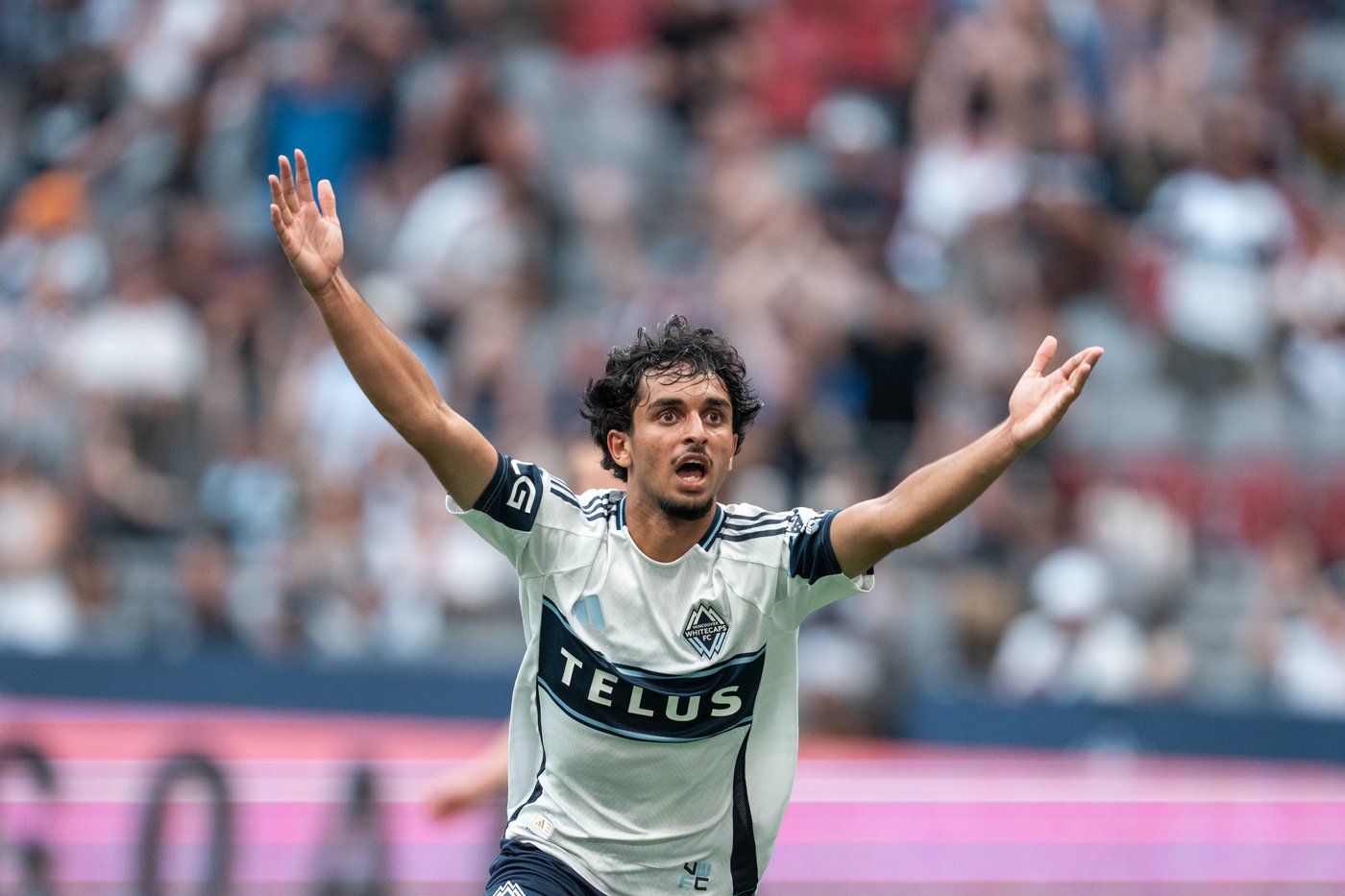 Resilient Vancouver Whitecaps blank nine-man Seattle Sounders 3-0 to set club record | iNFOnews.ca