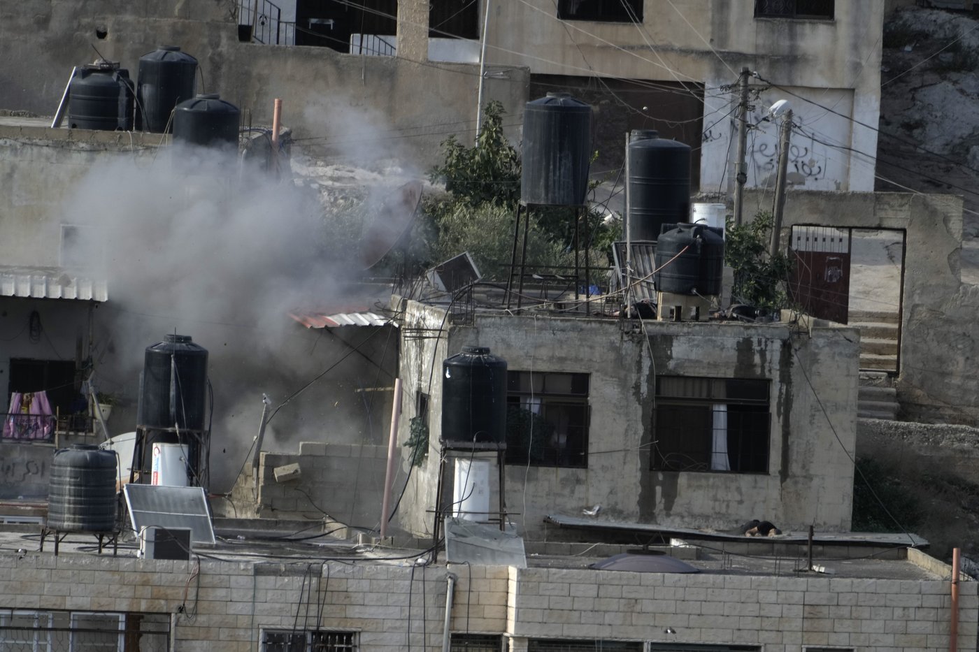 Israeli soldiers pushed three apparently lifeless bodies from roofs during a West Bank raid | iNFOnews.ca Israeli soldiers pushed three apparently lifeless bodies from roofs during a West Bank raid | iNFOnews.ca