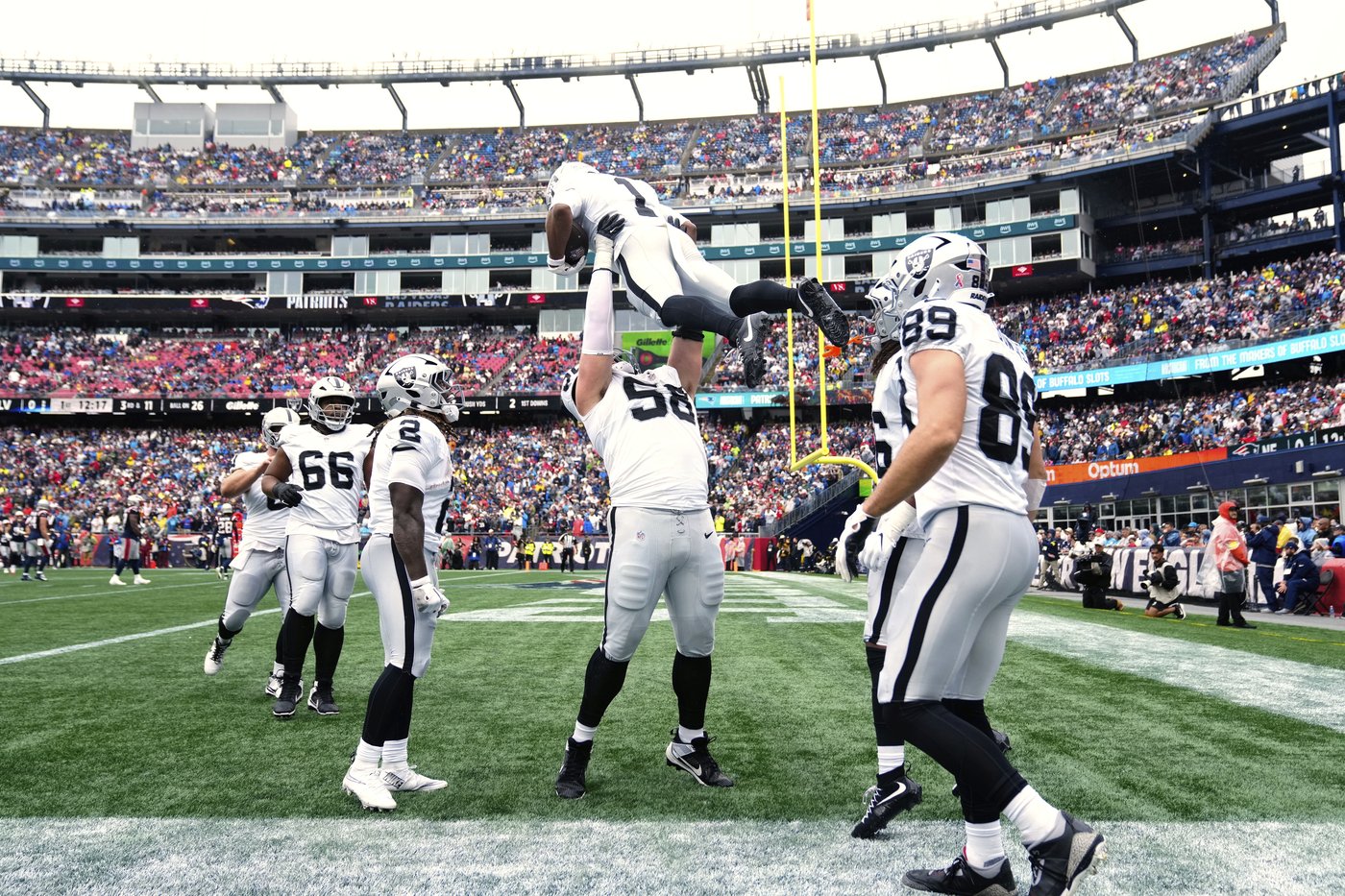 Geno Smith passes for 362 yards and a TD in Raiders debut as Vegas thwarts Patriots 20-13 | iNFOnews.ca