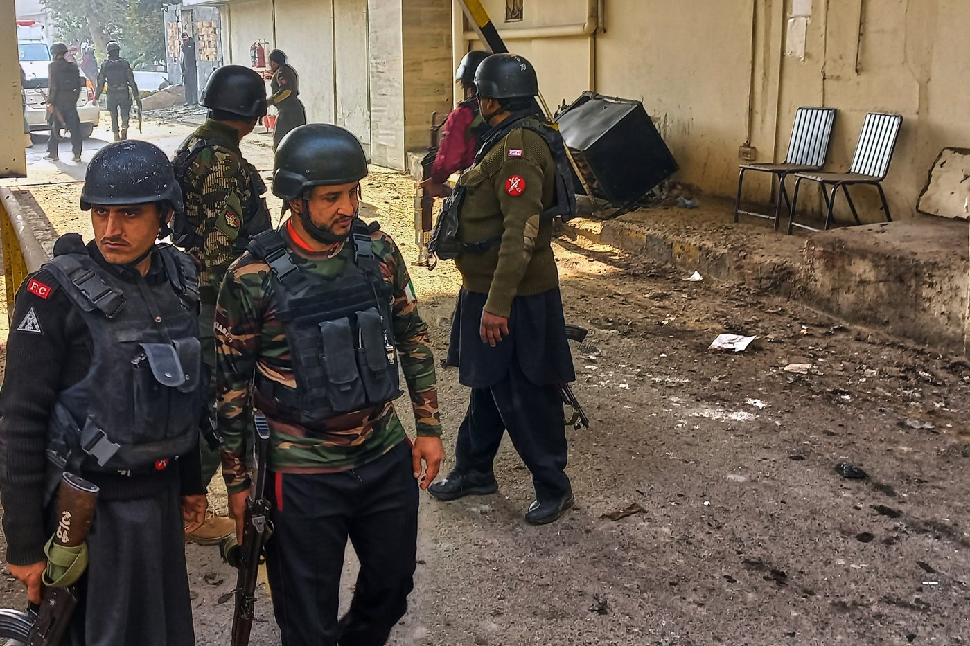 Suicide bombers strike security force headquarters in northwestern Pakistan, killing 3 officers | iNFOnews.ca Suicide bombers strike security force headquarters in northwestern Pakistan, killing 3 officers | iNFOnews.ca