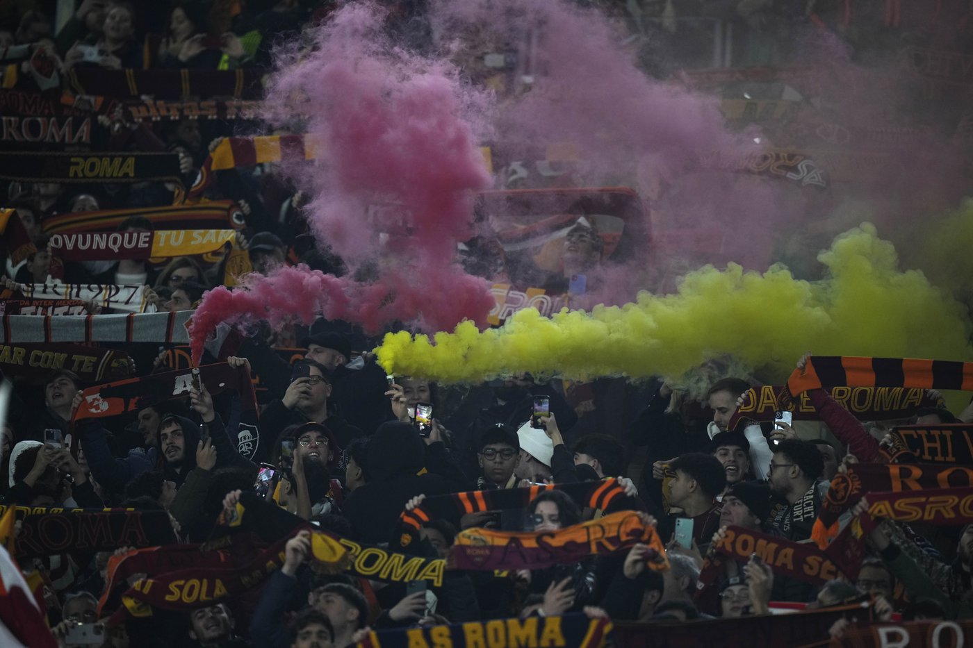 Roma punished by UEFA for fan disorder in Europa League. Eintracht and Twente also fined | iNFOnews.ca Roma punished by UEFA for fan disorder in Europa League. Eintracht and Twente also fined | iNFOnews.ca