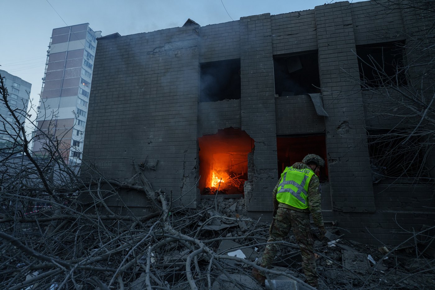 Photos of the aftermath of a Russian missile attack on a Kyiv apartment building | iNwheels