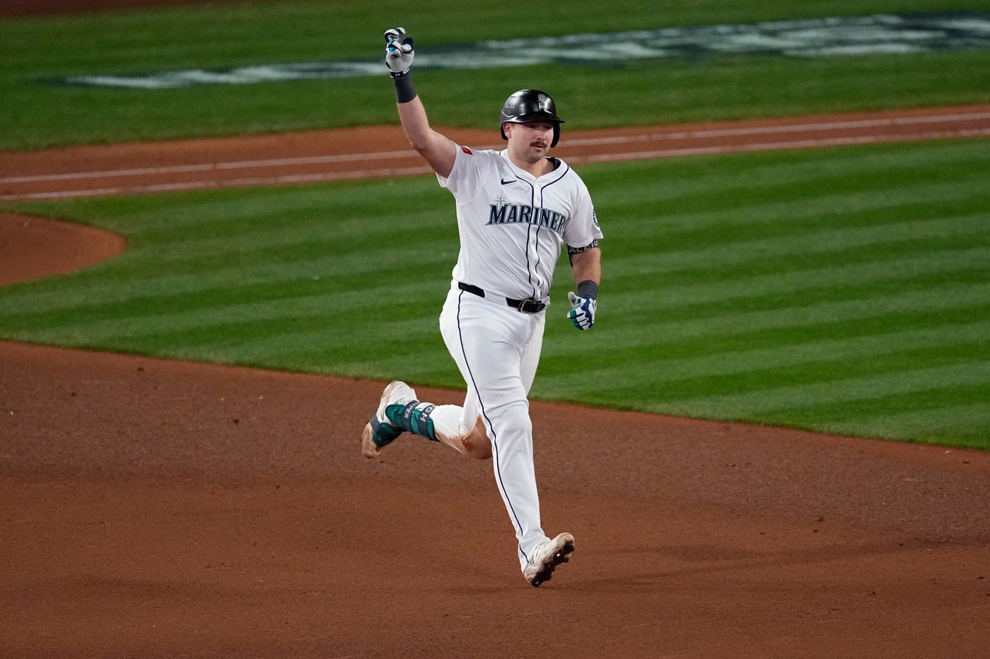Raleigh's 64th homer of the year sparks Mariners' 8th-inning rally against Blue Jays | iNFOnews.ca Raleigh's 64th homer of the year sparks Mariners' 8th-inning rally against Blue Jays | iNFOnews.ca