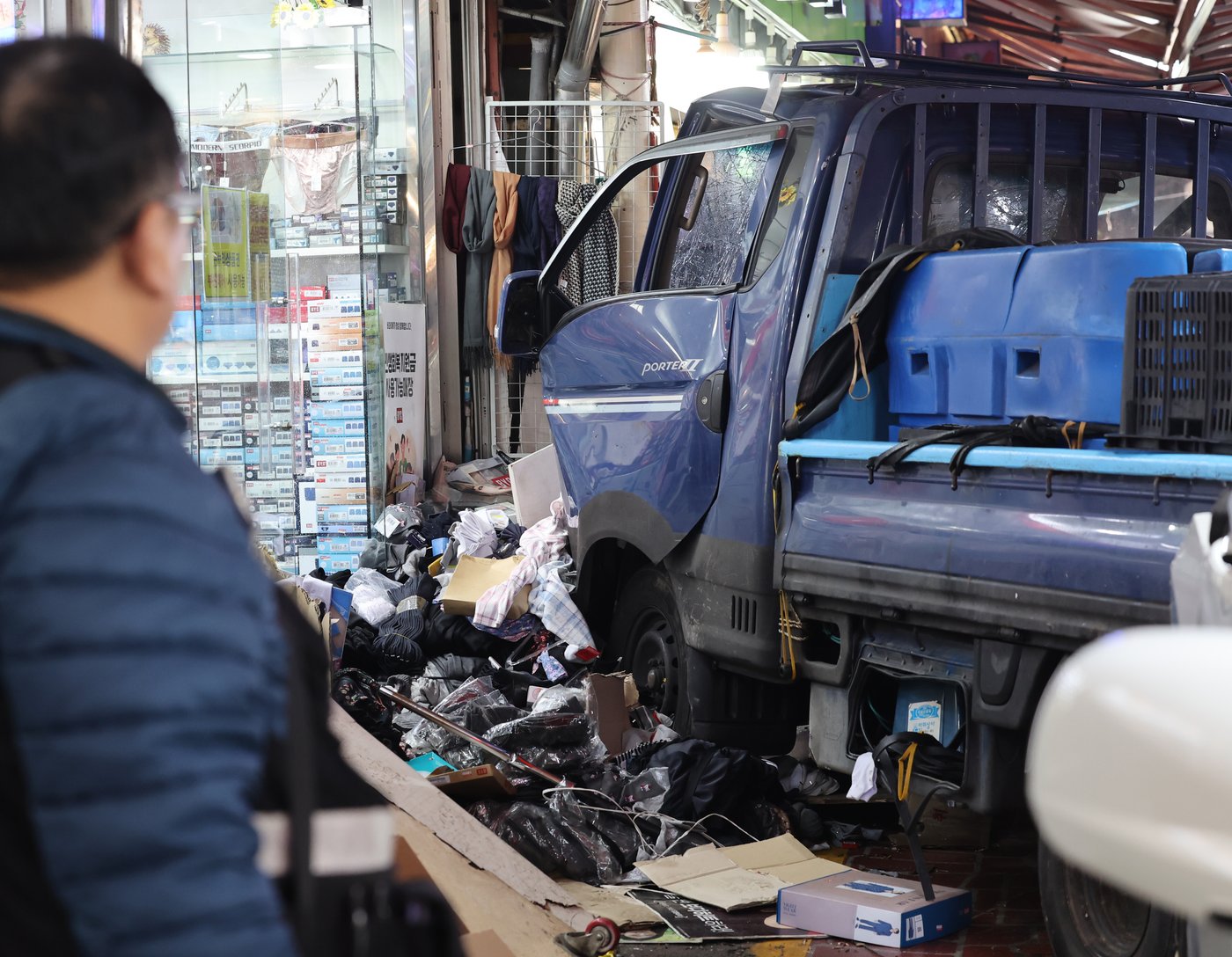 A truck hits pedestrians at a market in South Korea, killing 2 and injuring 18 | iNFOnews.ca A truck hits pedestrians at a market in South Korea, killing 2 and injuring 18 | iNFOnews.ca