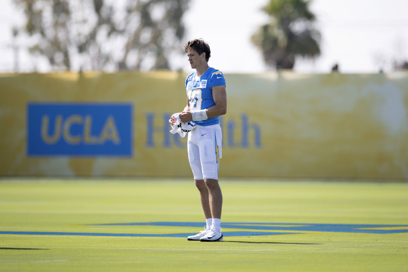 Justin Herbert surprises teammates with red-tinted contact lenses at Chargers camp | iNFOnews.ca
