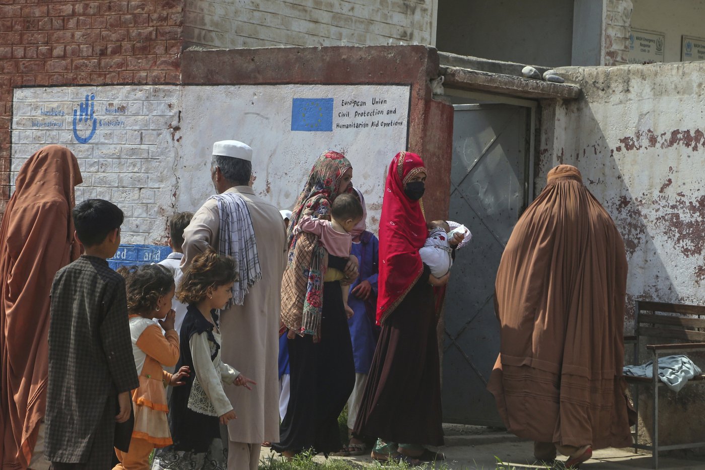 Thousands of Afghans are fleeing Iran every day to escape war and deportation | iNFOnews.ca