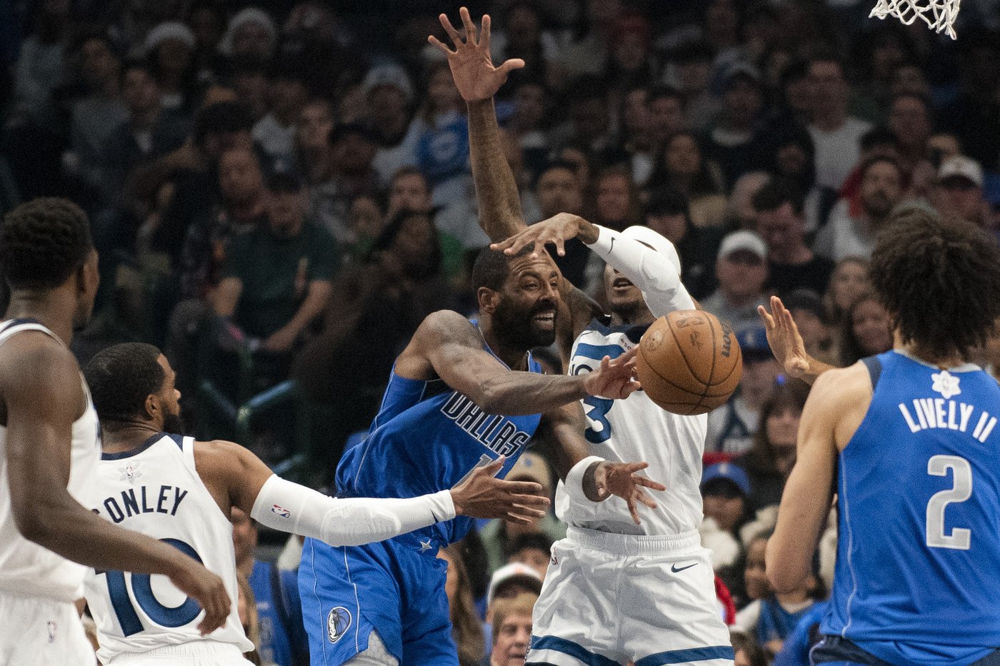 Edwards scores 26, Wolves hold on to beat Mavs 105-99 after Doncic injury | iNFOnews.ca