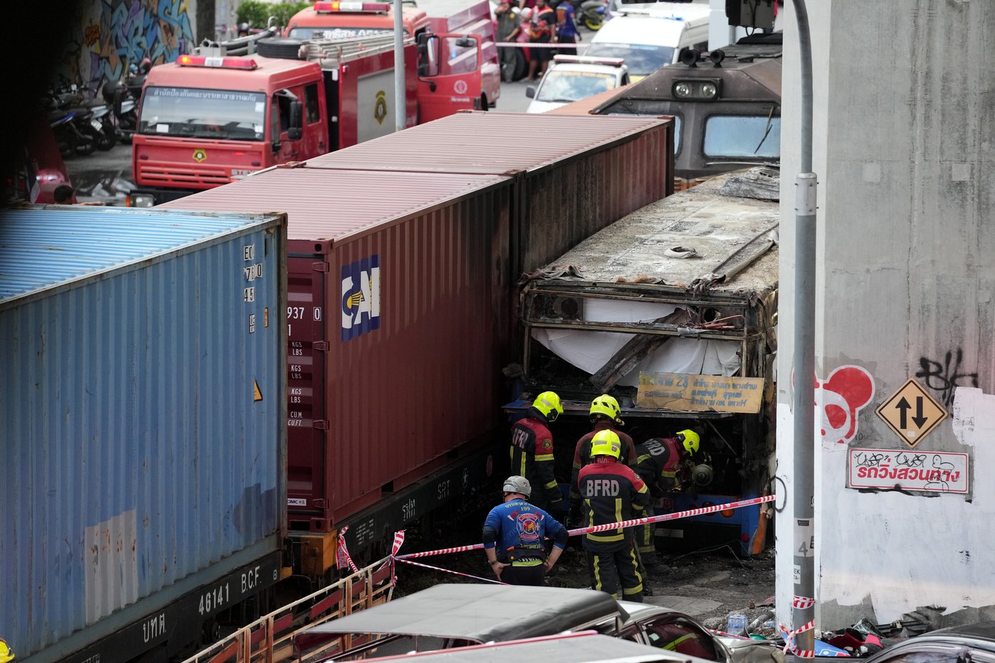 A cargo train hits a public bus at a Bangkok rail crossing, killing at least 8 | iNwheels A cargo train hits a public bus at a Bangkok rail crossing, killing at least 8 | iNwheels