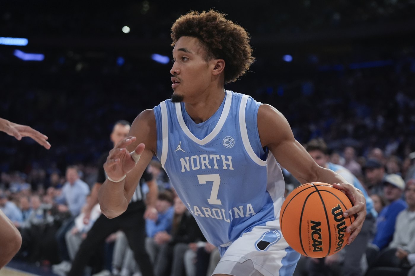 RJ Davis rallies North Carolina past No. 18 UCLA 76-74 in CBS Sports Classic | iNFOnews.ca
