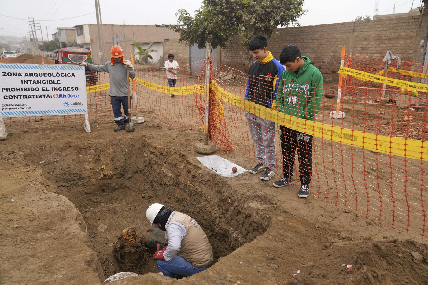 Utility workers uncover 1,000-year-old pre-Inca mummy in Peru's capital | iNFOnews.ca Utility workers uncover 1,000-year-old pre-Inca mummy in Peru's capital | iNFOnews.ca