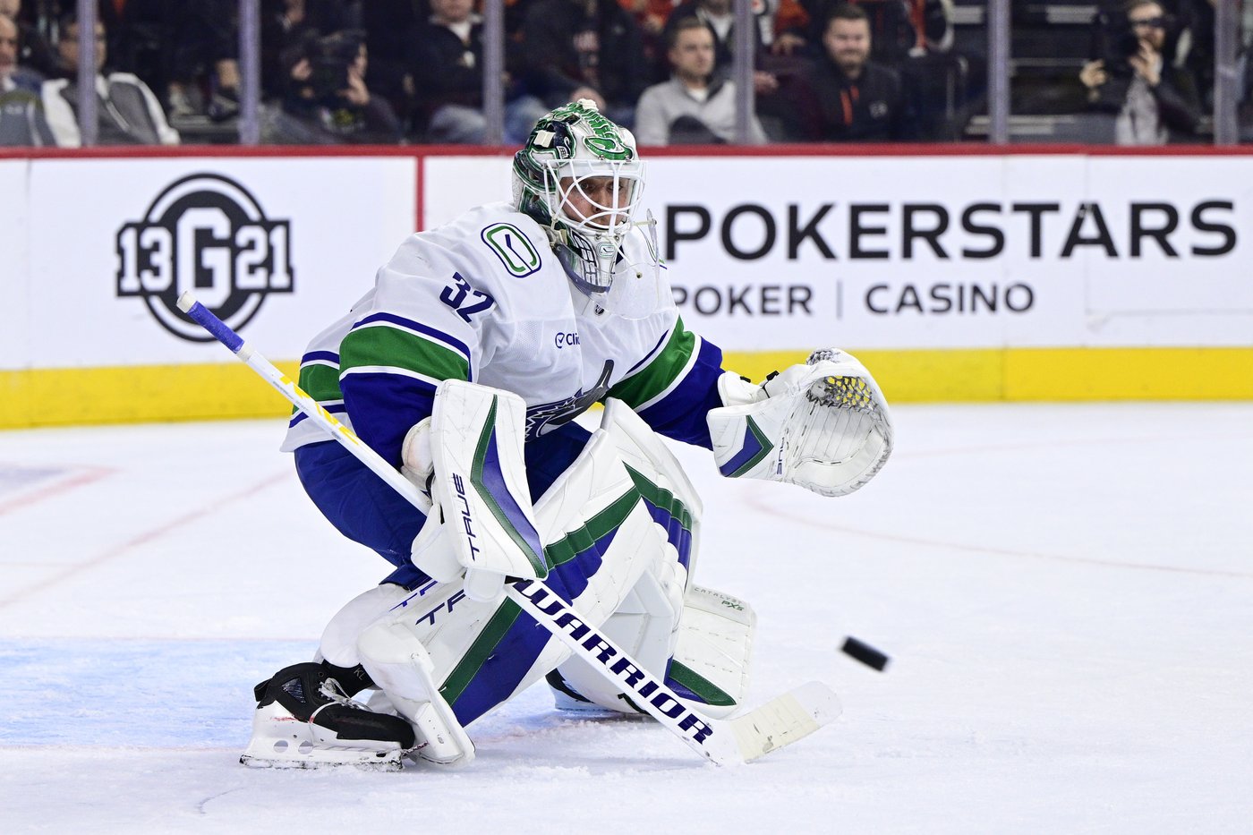 Lankinen stops 26 shots, Canucks blank Flyers 3-0 | iNFOnews.ca