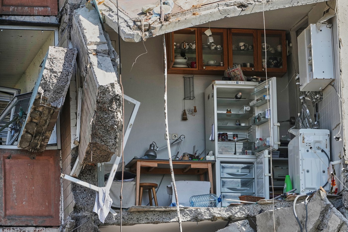 Photos of the aftermath of a Russian missile attack on a Kyiv apartment building | iNwheels