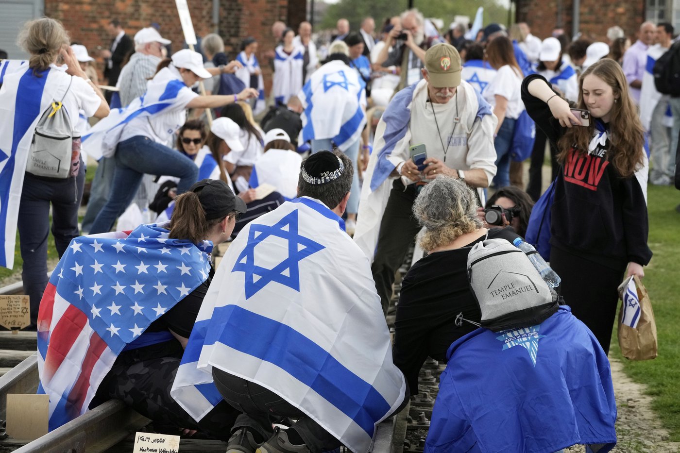 Polish and Israeli presidents lead March of the Living at Auschwitz | iNFOnews.ca
