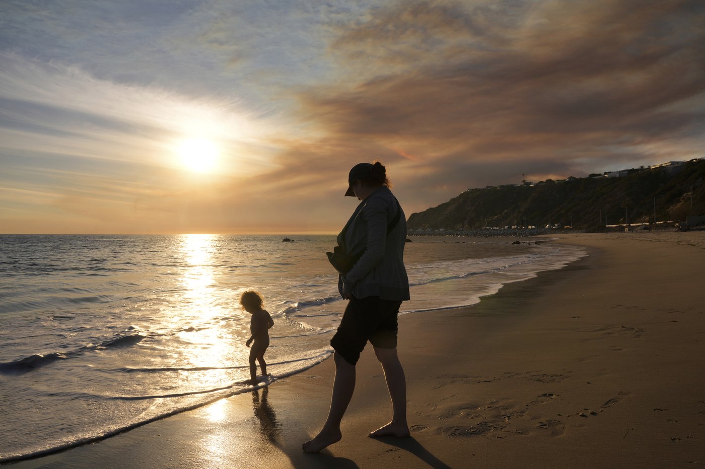 Celebrities and coastal residents flee from wind-driven wildfire in Malibu | iNFOnews.ca