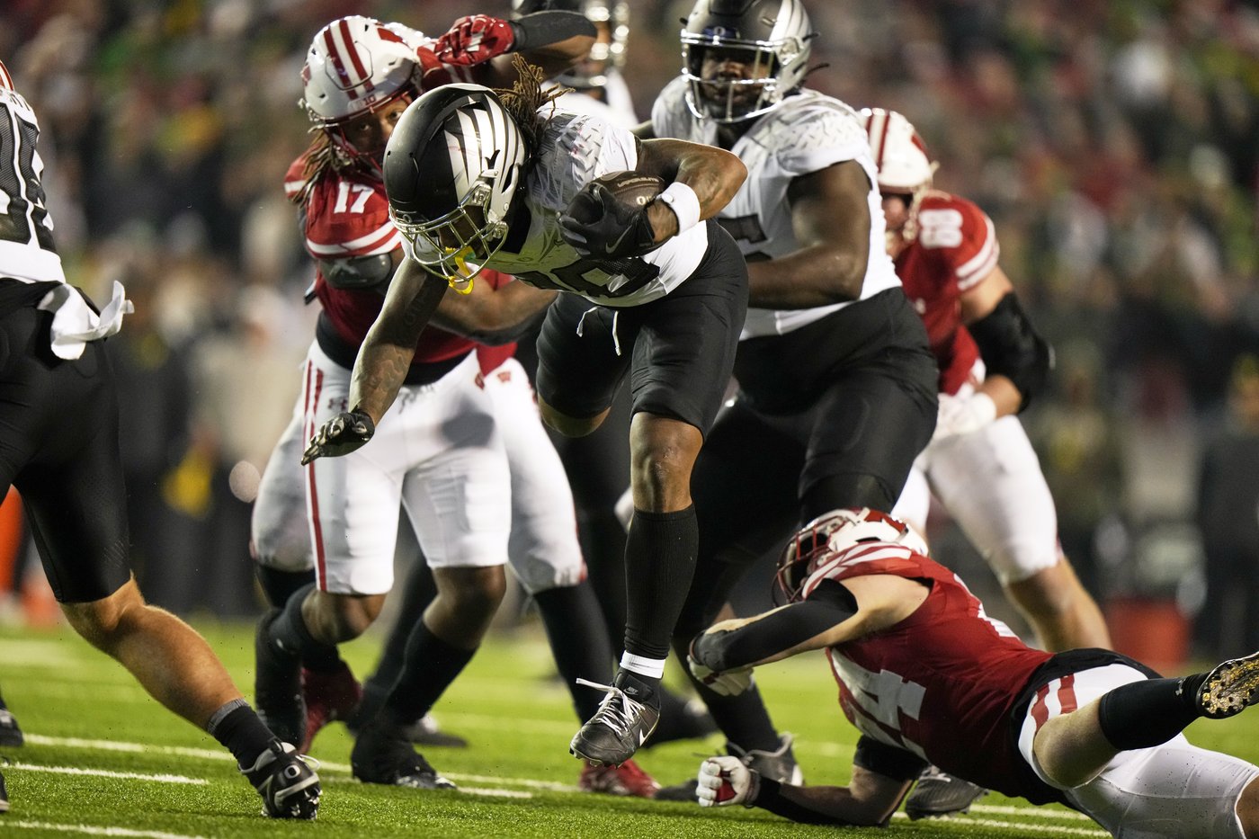 No. 1 Oregon rallies in 4th quarter to beat Wisconsin 16-13 | iNFOnews.ca No. 1 Oregon rallies in 4th quarter to beat Wisconsin 16-13 | iNFOnews.ca