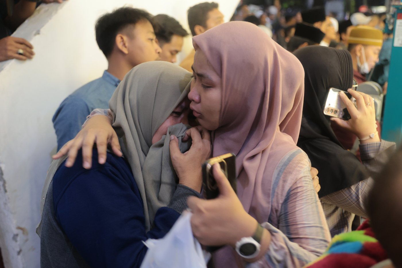 Islamic school building in Indonesia collapses on students, killing at least 1 and injuring dozens | iNFOnews.ca Islamic school building in Indonesia collapses on students, killing at least 1 and injuring dozens | iNFOnews.ca