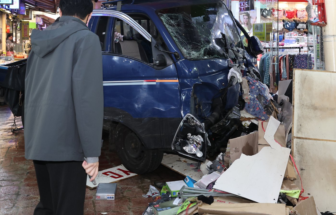 A truck hits pedestrians at a market in South Korea, killing 2 and injuring 18 | iNFOnews.ca