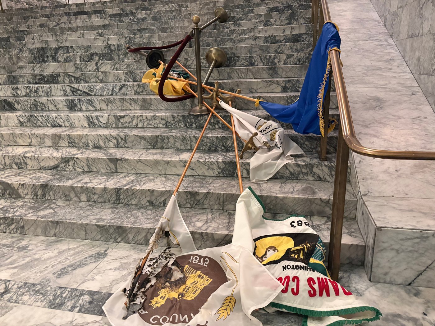 Intruder with mental health issues vandalizes Washington state Capitol | iNFOnews.ca