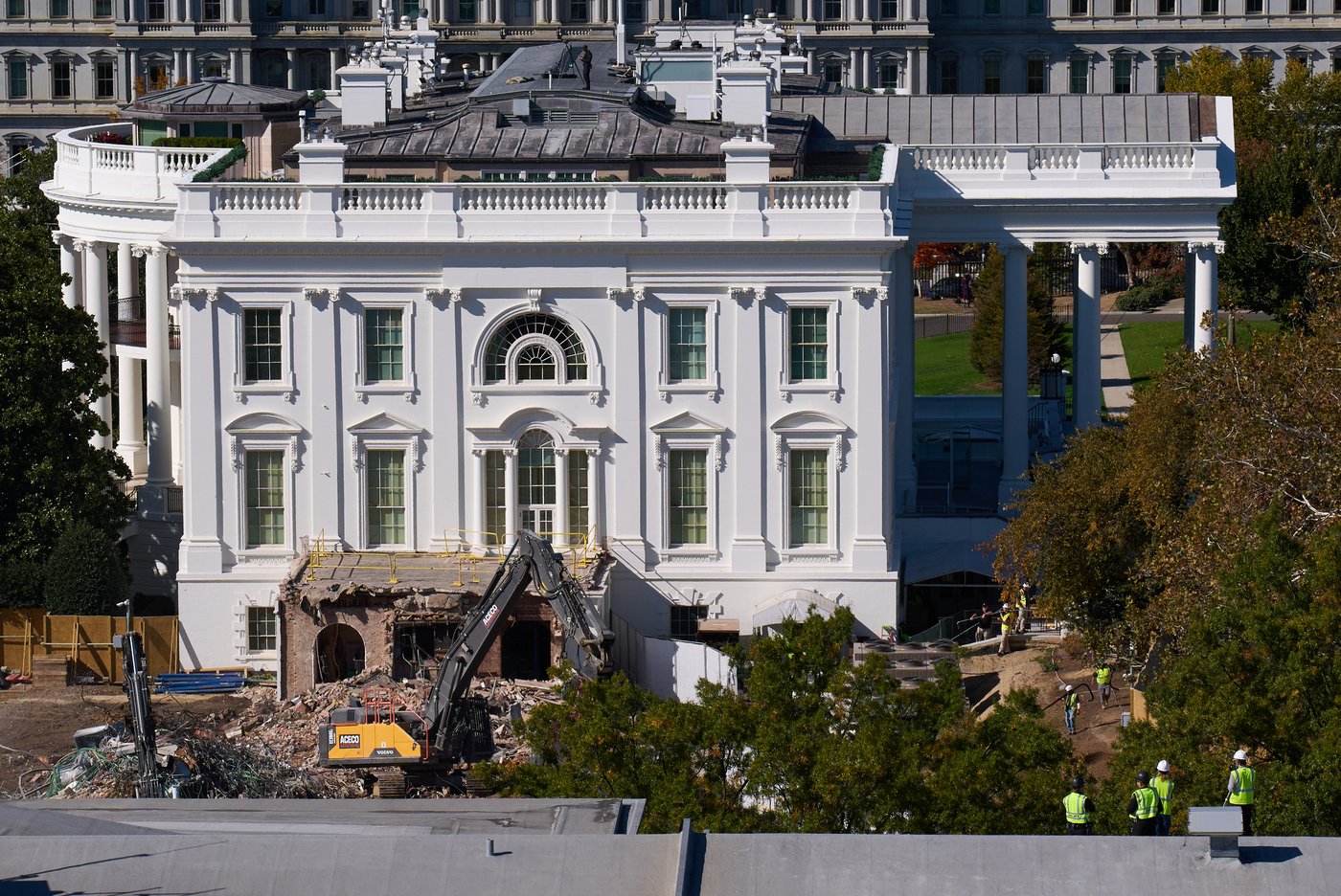What lawmakers are saying about Trump's demolition of the East Wing | iNFOnews.ca