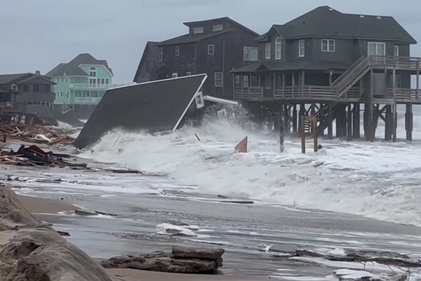 6 homes collapse into the Outer Banks surf as Atlantic hurricanes swirl far offshore | iNFOnews.ca 6 homes collapse into the Outer Banks surf as Atlantic hurricanes swirl far offshore | iNFOnews.ca
