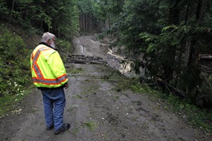 Searchers recover body of third landslide victim in southeastern B.C. | iNFOnews.ca CP19533298