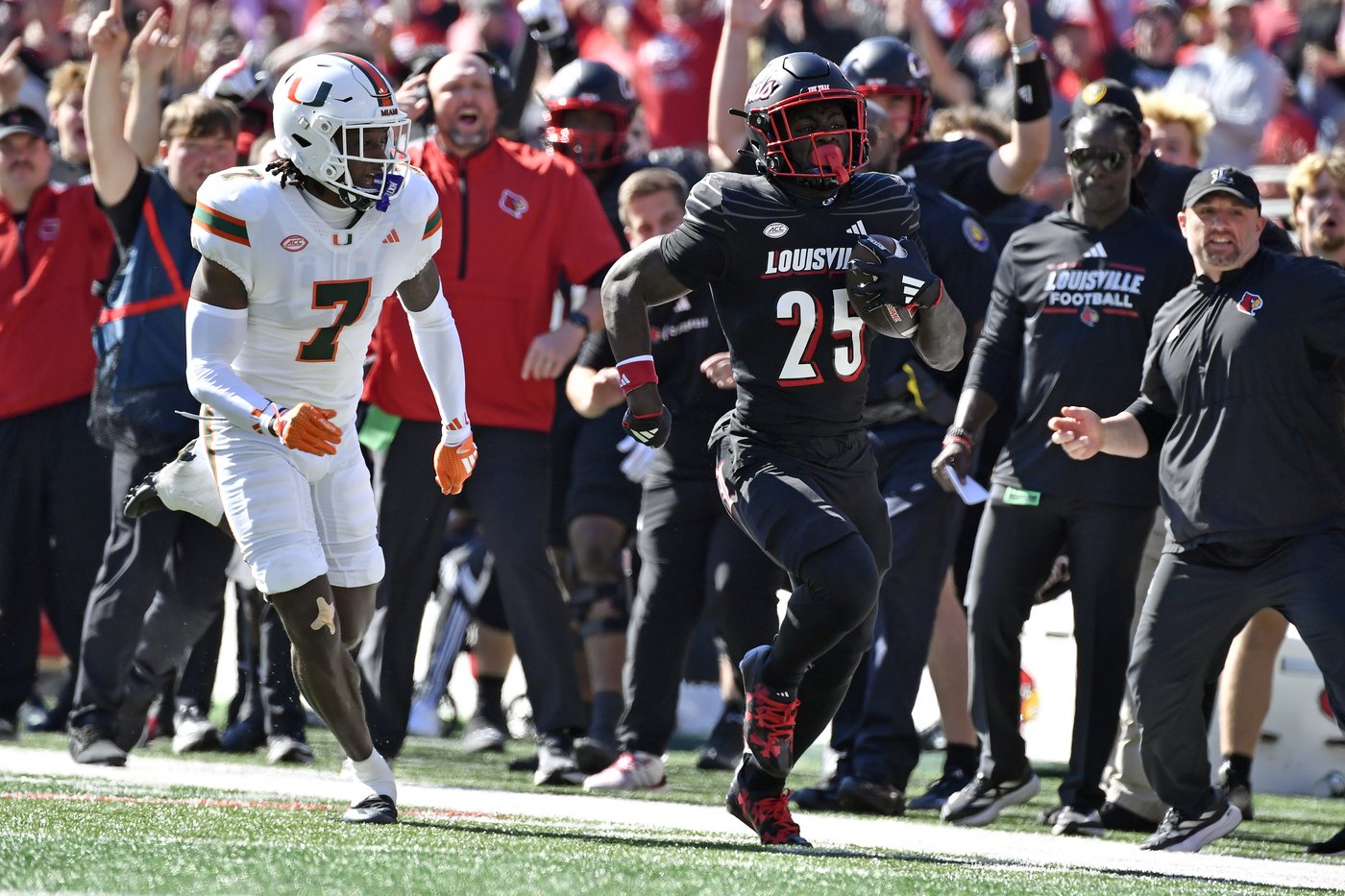 Cam Ward throws for 4 touchdowns, No. 6 Miami survives Louisville comeback bids for wild 52-45 win | iNFOnews.ca Cam Ward throws for 4 touchdowns, No. 6 Miami survives Louisville comeback bids for wild 52-45 win | iNFOnews.ca
